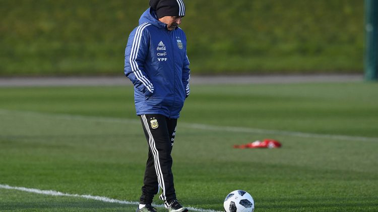 Argentina entrenó en Inglaterra y espera por la llegada de Messi