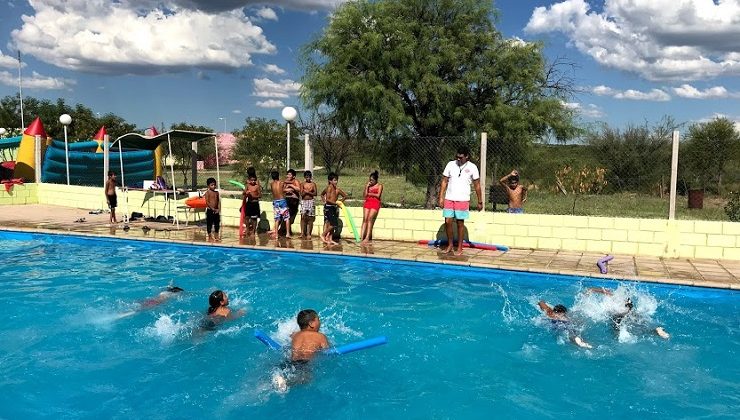 Con clases y competencias de natación, Zanjitas se despidió del verano