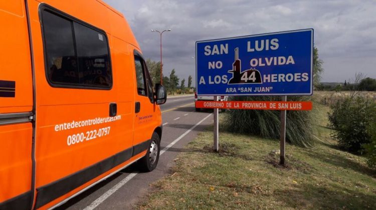 Carteles en las rutas provinciales para recordar a los tripulantes del ARA San Juan