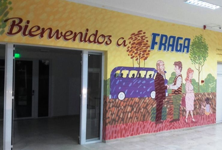 Un colorido mural les da la bienvenida a los visitantes de Fraga.
