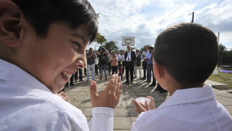 El gobernador inauguró el tendido eléctrico en Rincón del Carmen y anunció la creación de la primera escuela generativa en un paraje