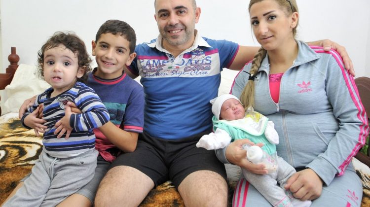Lila, la primera beba hija de refugiados sirios, ya crece en su casa