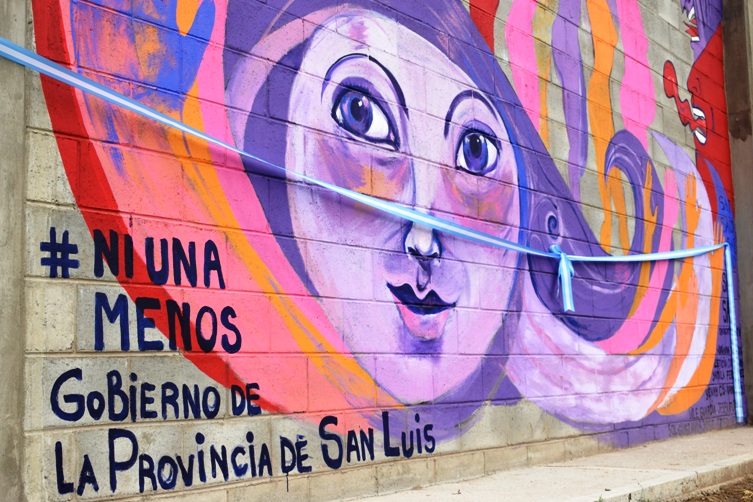 El mural fue confeccionado por la artista Adriana Toledo.