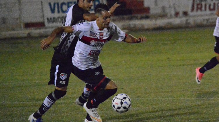 Victoria empató con Trinidad en la primera final por el ascenso