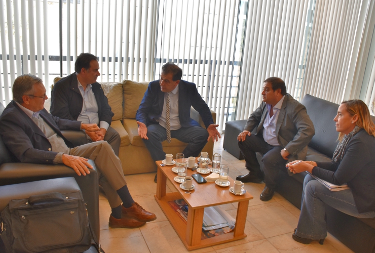 El ministro Freixes durante el encuentro con André, Leal y Mirengo.