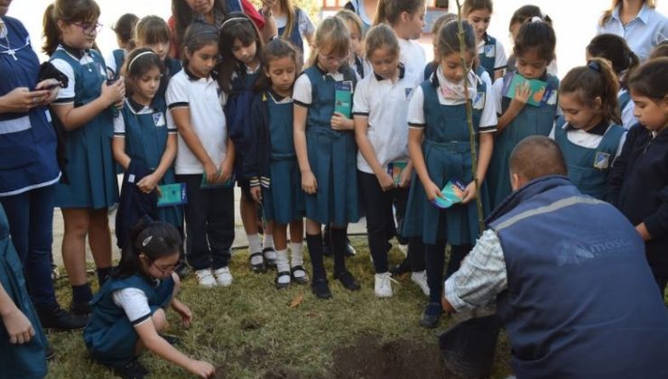 Suman el cuidado de frutales y la forestación a las temáticas de capacitación