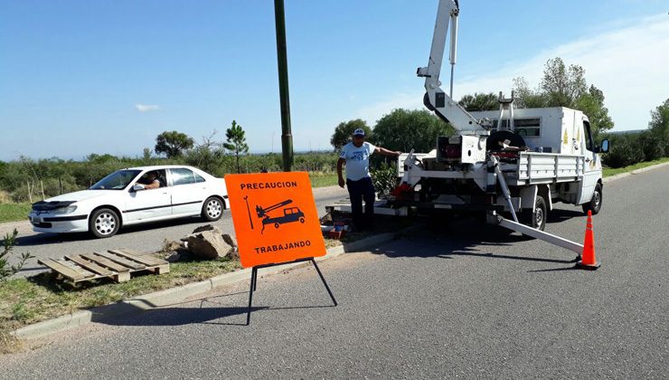 Recambio y mantenimiento de luminarias en la Autopista 25 de Mayo