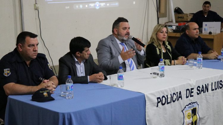 Más de 150 policías se capacitaron para los operativos en Renca y Las Lomitas