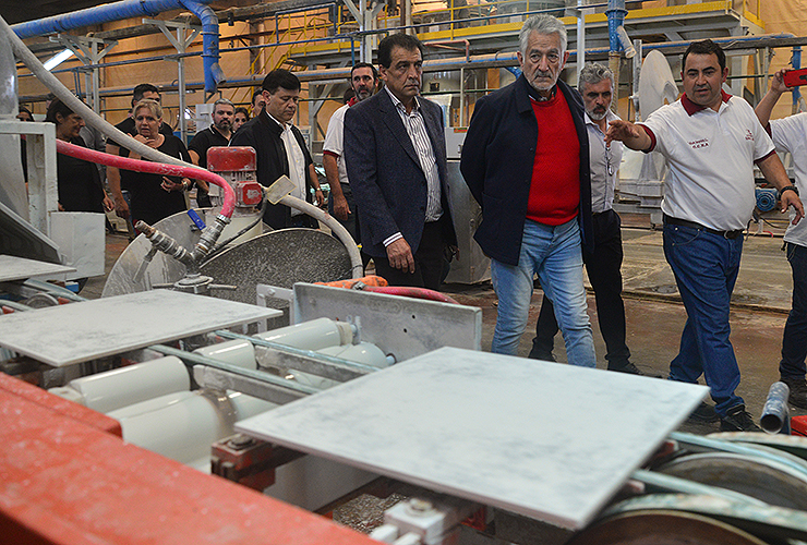 El gobernador Alberto Rodríguez Saa visitó las instalaciones de la Cerámica San Luis.
