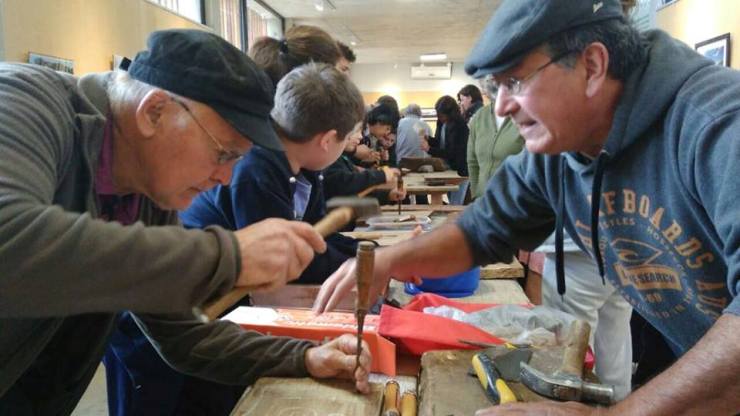 Comenzó un taller de tallado en madera en Merlo