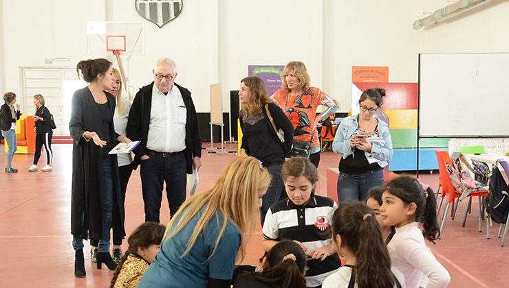 Adrián Paenza visitó la Escuela Generativa “Corazón Victoria”