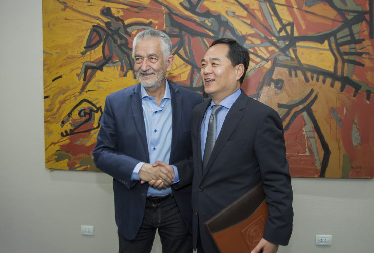 El gobernador Alberto Rodríguez Saá recibió al embajador de China, Yang Wanming.
