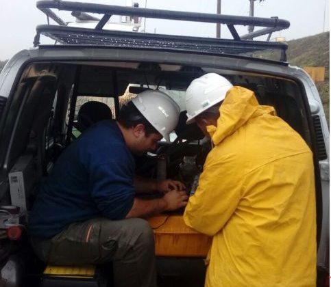 Personal de la Autopista de la Información trabaja en la reparación del tendido de fibra óptica