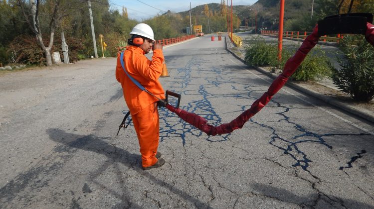 Realizan tareas de mantenimiento en la Ruta Provincial N° 20