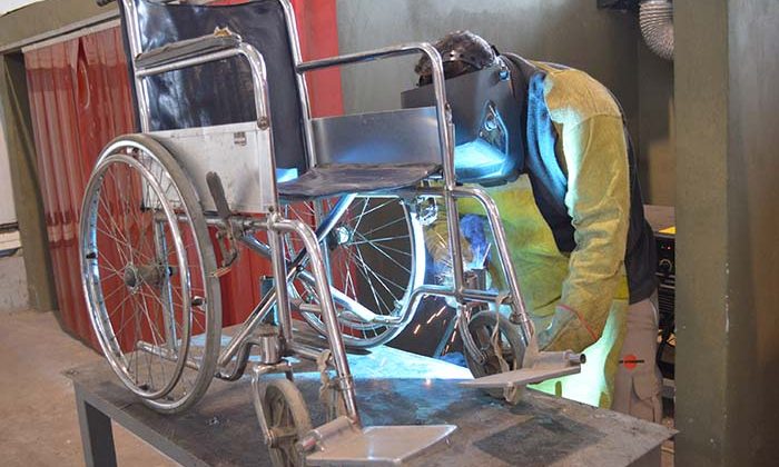 Alumnos de la UPrO reparan sillas de ruedas como parte de sus prácticas