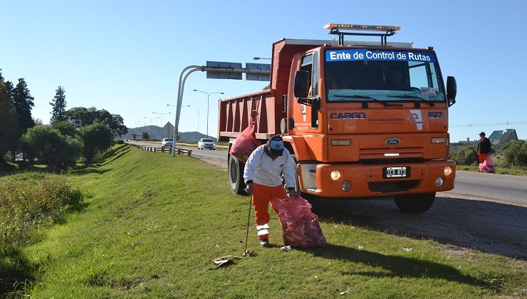 Personal del Ente realiza tareas de desmalezado y limpieza en la ruta provincial Nº 9 y Los Puquios