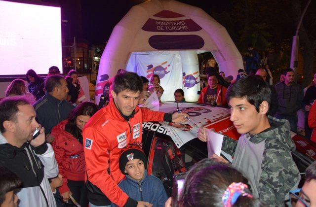 La previa del Súper TC2000 se vivió frente al Ministerio de Turismo