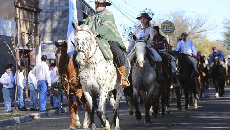 Hay tiempo hasta el miércoles 15 para inscribirse al desfile del 25 de Mayo