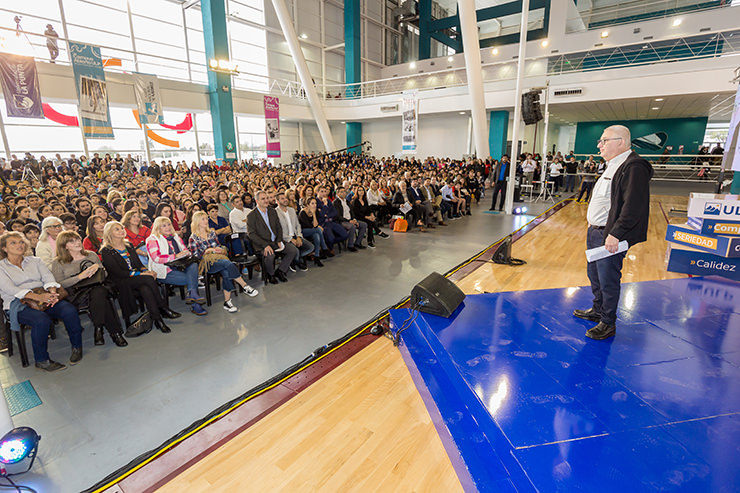 Más de 1200 personas formaron parte del encuentro con el prestigioso divulgador científico en la Universidad de la Punta.