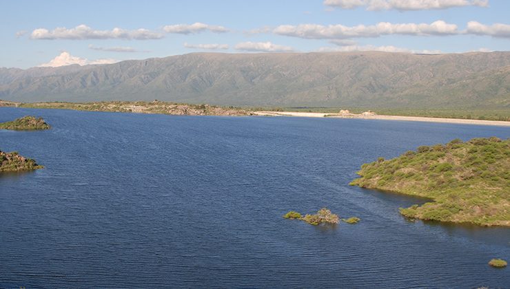 Un entorno natural único abraza este valioso embalse provincial