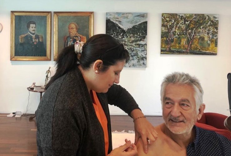 El gobernador Alberto Rodríguez Saá recibió la dosis de vacuna antigripal.