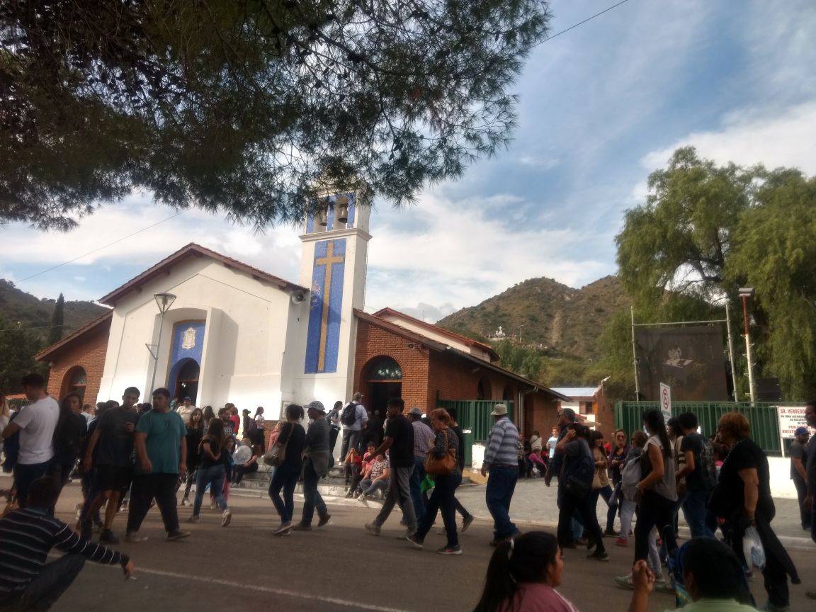 Miles de fieles expresan su fe y devoción en Villa de la Quebrada y en Renca.