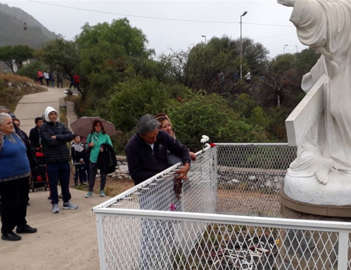 Miles de fieles expresan su fe y devoción en Villa de la Quebrada y en Renca.