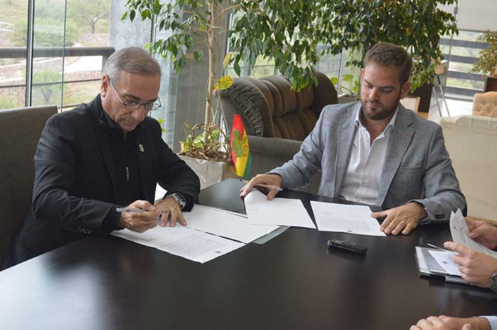 Surroca y Tomasevich firmaron el convenio para que los alumnos de la UPrO realicen el mantenimiento de escuelas y colegios.
