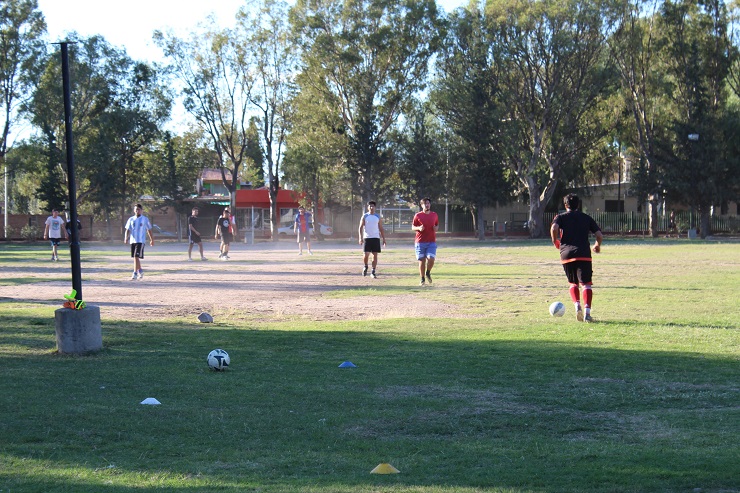Urbanismo y Parques abrió una escuelita de fútbol en el Parque de las Naciones.