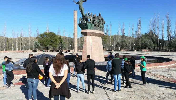 Alumnos de La Punta recorrieron el Monumento al Pueblo Puntano de la Independencia