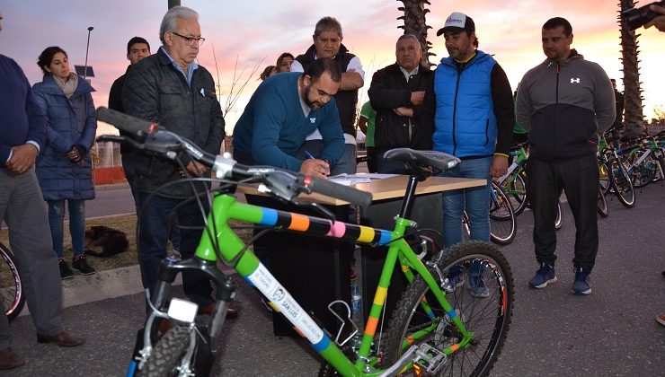 Turismo entregó bicicletas a “La Pedrera”