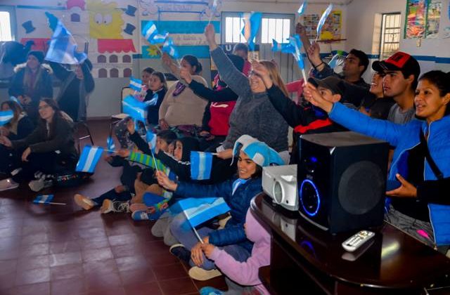 Junto a becarios del paraje Cazador, la Secretaría de la Juventud celebró la clasificación de Argentina