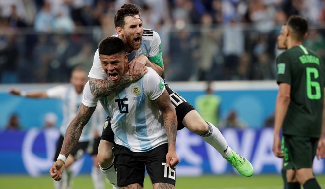 Argentina dejó el corazón en la cancha y clasificó a octavos de final