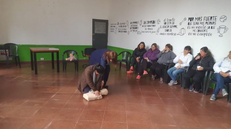 Jornada de capacitación en primeros auxilios en “El Ave Fénix”