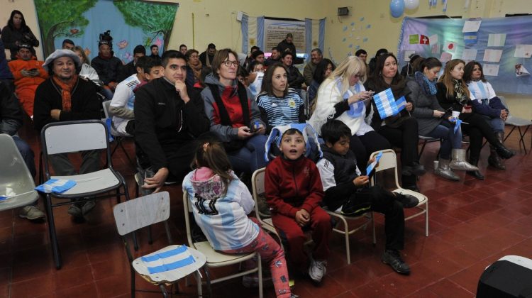 La ministra de Educación compartió la inauguración del Mundial junto a los chicos del paraje Santa Martina