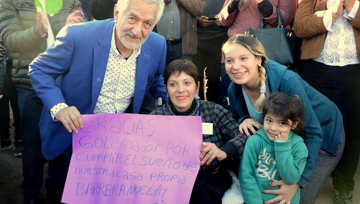 En el Día de la  Bandera, 70 familias estrenaron su casa propia