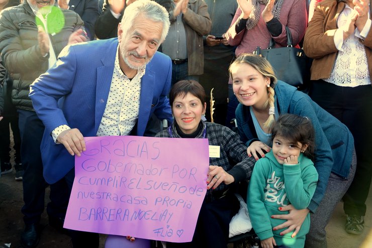 Este miércoles, 70 familias recibieron su casa propia de manos del gobermador Alberto Rodríguez Saá en Villa Mercedes.