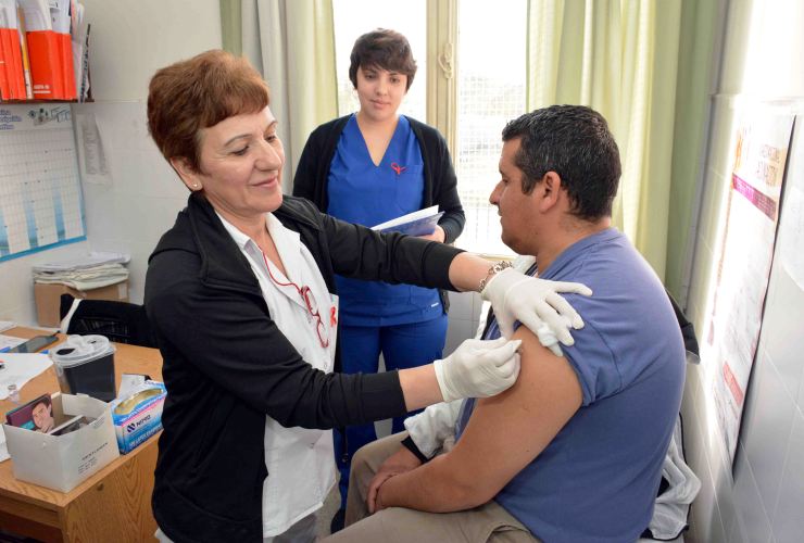 Profesionales de Salud aplicaron dosis de vacuna antirrábica al personal del Refugio de Contención Animal.