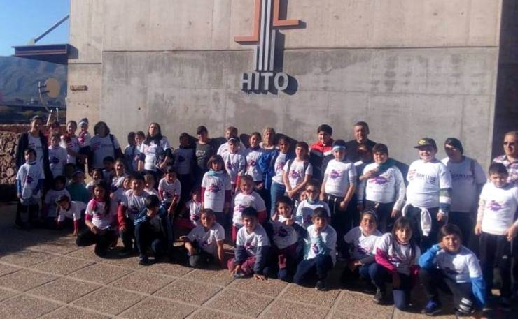 Chicos de distintos parajes visitaron el Hito del Bicentenario.