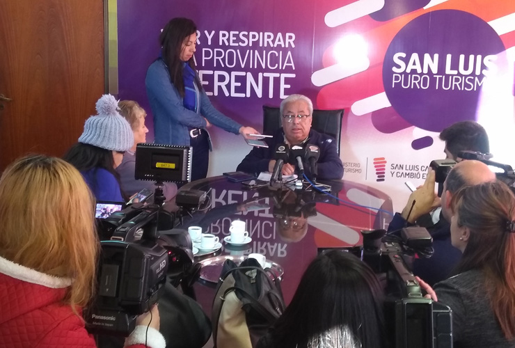 El ministro de Turismo, Aldo González Funes, en conferencia de prensa.