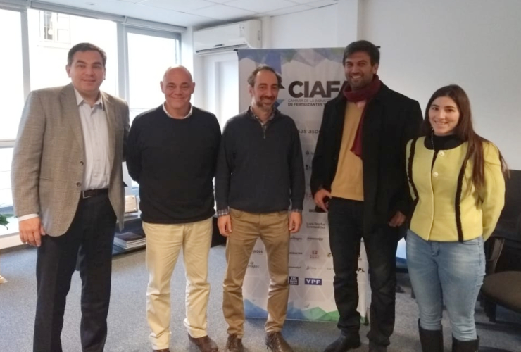 Integrantes de la cartera medioambiental con los representantes de CIAFA, CASAFE y Fundación "Campo Limpio".