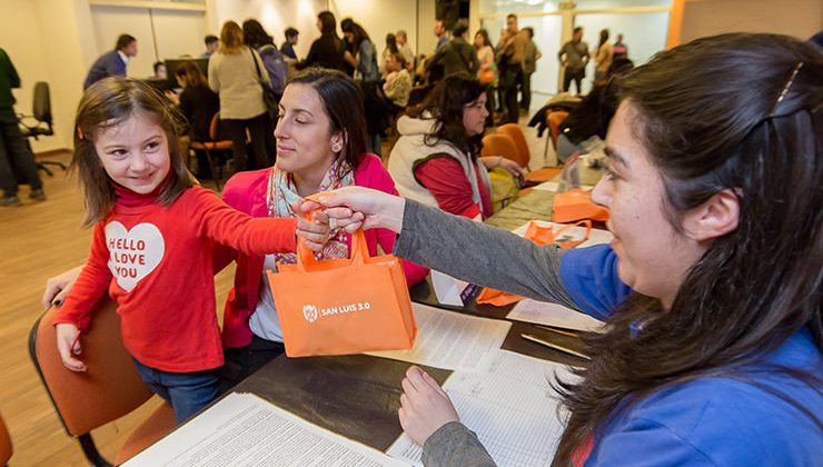 Más de 150 docentes de las Escuelas Públicas Digitales recibieron su tableta