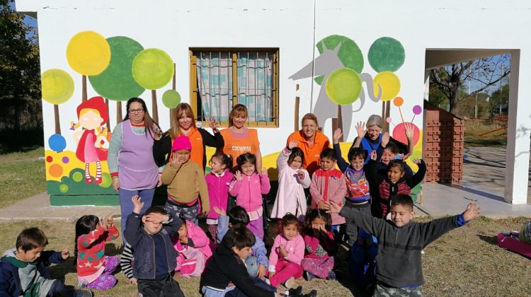 Caperucita roja y el lobo, protagonistas de un nuevo mural escolar