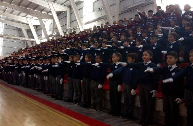 En un emotivo acto, 350 chicos prometieron lealtad a la bandera