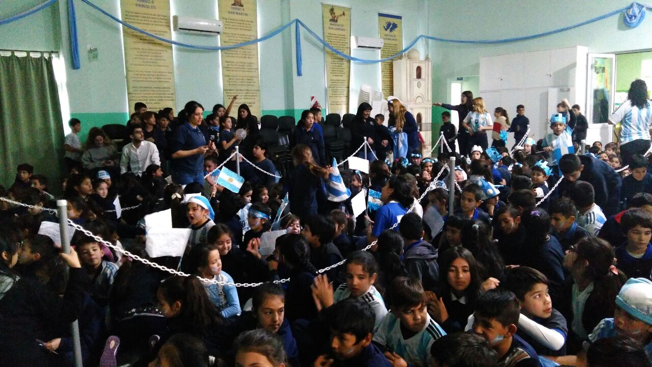 Los alumnos de la Escuela "Progreso y Sueños" celebraron el triunfo y la clasificación a octavos de la Selección Argentina.