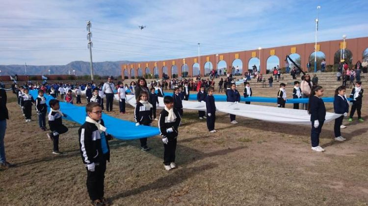 Alumnos de escuelas generativas y rurales prometieron lealtad a la bandera