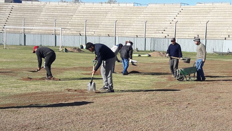 Comenzó la resiembra anual en el Estadio Provincial “Juan Gilberto Funes”