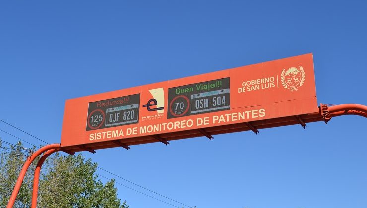 A través de avisos en los pórticos, el Gobierno busca concientizar a los conductores