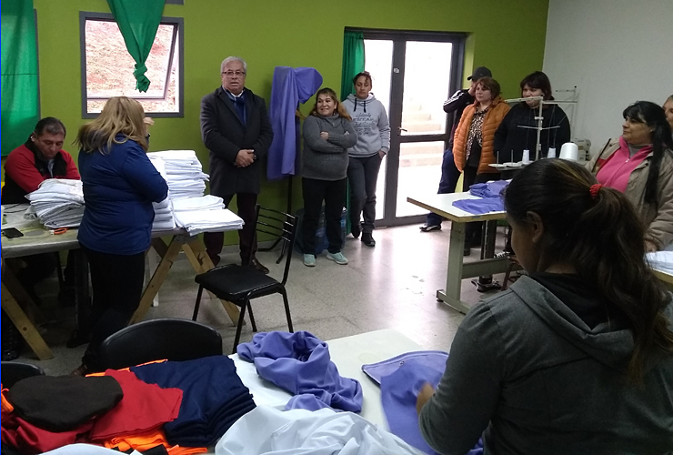 El taller de costura cuenta con 11 máquinas y 21 personas.
