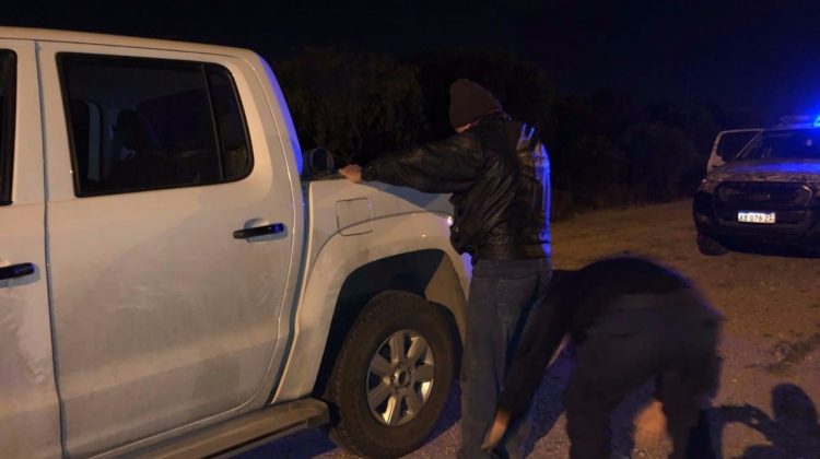 La Policía Ambiental demoró a un hombre que tiró material combustible a la vera de la ruta